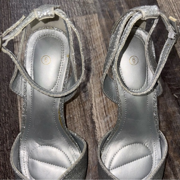 Elegant Silver Glitter Women's Heels Preowned size 6 - Picture 3 of 6